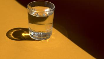 Una médico revela el ingrediente que debes añadir al agua para frenar el envejecimiento de la piel