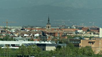 Los vecinos de Leganés no caben en su asombro por el nuevo veraneante que descansa en farolas y balcones