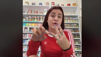 Relata la discusión con un cliente porque no quiere el regalo que viene con el producto