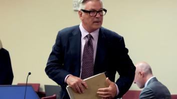 La Fiscalía acusa a Baldwin de "imprudente" y la defensa culpa a otros miembros del equipo