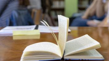 La escena que ha vivido mientras estudiaba en la biblioteca es para contarla en una hoja del examen
