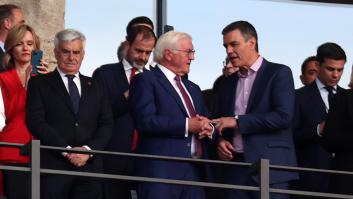Pedro Sánchez va a ver la final España-Inglaterra y casi nadie se ha fijado en quién tiene detrás