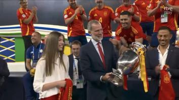 Las cámaras captan lo que ha hecho la infanta Sofía cuando Felipe VI le ha ofrecido levantar la Eurocopa