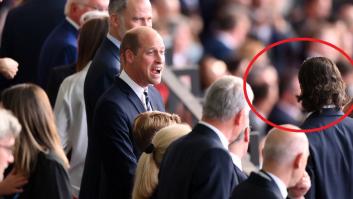 Felipe VI da la mano nada más llegar al estadio a esa figura que pocos imaginaban