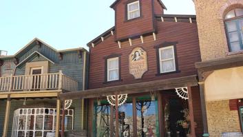 El parque temático español basado en películas del Lejano Oeste: pueblo de vaqueros, minizoo y zona acuática