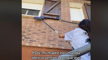 Su madre le pide que inspeccione los ruidos de la ventana y acaba con un trauma de por vida
