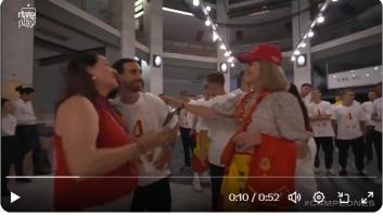 Esta escena de Cucurella con la infanta Elena es una pura fantasía: lo que hace él es imperdible