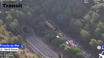Un autobús queda cruzado en posición vertical contra un túnel: tres heridos críticos, once graves y una treintena leves