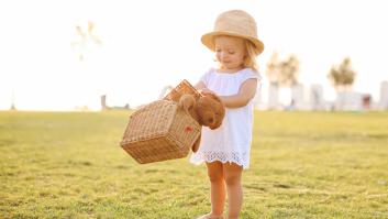 Va a lavar el bolso de su hija pequeña y esto es lo que se encuentra dentro: no da crédito