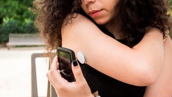 Los grandes beneficios de los parches blancos que llevan cada vez más personas en el brazo