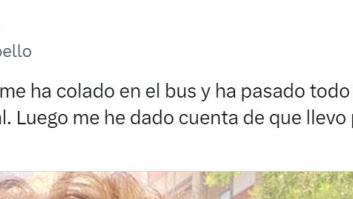 Una señora se le cuela en el bus, no deja de mirarle y la razón está en su camiseta