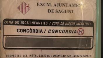 Un italiano se planta delante de este cartel frente un parque infantil y acaba con un "viva España"