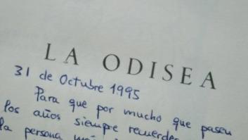 Enseña la dedicatoria que le hizo su madre a su padre cuando tenían 20 años: un recuerdo de por vida