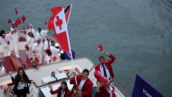 Salen los abanderados de Tonga y todo el mundo se hace la misma pregunta: no es para menos