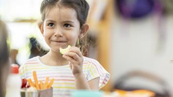 Esto le pasa al cuerpo de tu hijo si te pasas con la dosis de quesitos al día