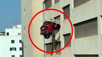 Da marcha atrás, rompe el muro y deja medio coche suspendido en el aire