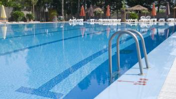 Un socorrista revela una verdad asquerosa sobre las piscinas al aire libre: "Es como arena para gatos empapada en orina"