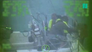 El espectacular rescate de la Guardia Costera a dos marineros a la deriva en medio de un huracán