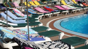 La 'guerra' de las hamacas en los hoteles de Tenerife despierta el ingenio de los turistas