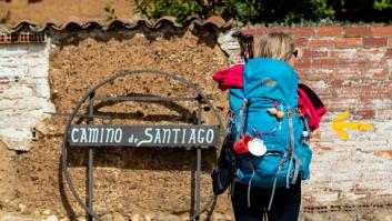 Está en un bar mientras hace el Camino de Santiago y lo que oye en la mesa de al lado provoca un debate nacional
