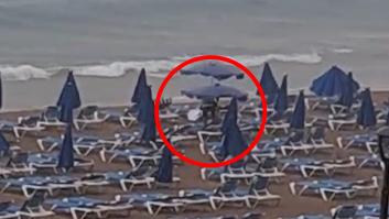 Un turista se resiste, contra viento y marea, a dejar su hamaca en pleno temporal en Benidorm