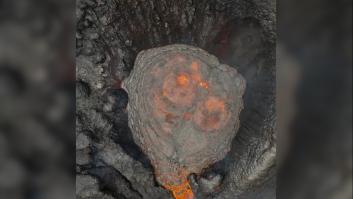 Un dron asombra al acercarse a un volcán y capta el momento exacto de una impresionante erupción