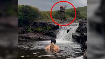 Se da un refrescante chapuzón en un río tranquilo y se encuentra en plenas maniobras militares