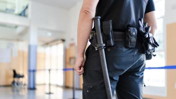 Esto dice la ley sobre si te puede registrar un vigilante de seguridad sin que pite la alarma