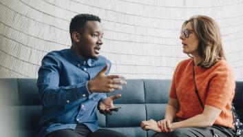 Esto es lo que significa cuando desvías la mirada hablando con otra persona, según los psicólogos