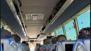 Un conductor de autobús da este singular aviso y enamora a todos los pasajeros con su actitud