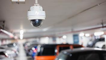 Imagen de archivo de una cámara en un parking.