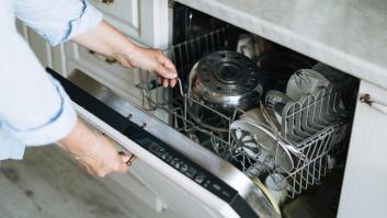 Ni la sal ni el abrillantador: piden vigilar este elemento del lavavajillas que es foco de toneladas de daños
