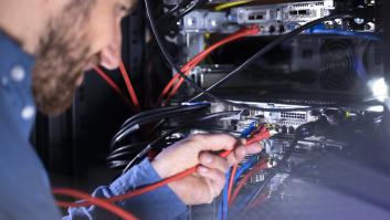 Adiós a las empresas eléctricas: luz gratis en casa desde 2016 gracias a 650 baterías de viejos portátiles