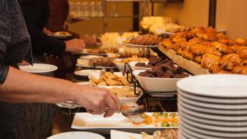 Lo que ha visto en un buffet libre de un hotel de Ibiza dice mucho de cómo somos los españoles