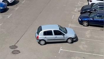 Intenta aparcar en un hueco donde caben tres coches: la reacción de su mejor amiga es para enmarcar