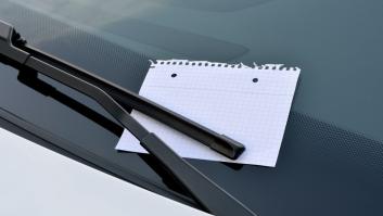 Si te encuentras un papel en el parabrisas, atento: un abogado alerta de lo que NO debes hacer jamás