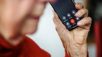 Se ofrece a hacer las tareas del hogar de un anciano con demencia y acaba okupando la casa