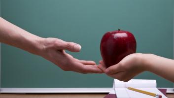 Feliz día del maestro: este es el origen de la costumbre de regalar una manzana al profe