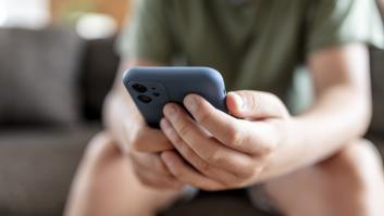 La ciencia advierte de que los padres que dan un teléfono inteligente a sus hijos contribuyen a que desarrollen una enfermedad común
