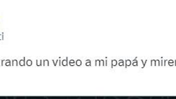 Enseña a su padre un vídeo del móvil y el mensaje que justo le envía su amiga es de todo menos oportuno