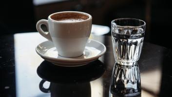 Explica lo que tienes que hacer si alguna vez te ponen un vaso de agua junto al café