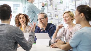 Cuatro maneras de sonar inteligente en las reuniones sin parecer que lo intentas, según una experta que asesora en Google, Amazon y la OTAN