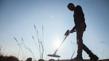 Sale con su detector de metales y tropieza con un tesoro de casi 6 millones de euros en el lugar más misterioso
