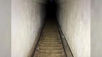 Encuentra una escalera escondida mientras caminaba por el bosque y conduce a un lugar aterrador