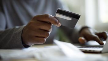 Un defraudador de 27 años se enriquece vendiendo relojes inexistentes y le acaban pillando por querer tener mejor aspecto