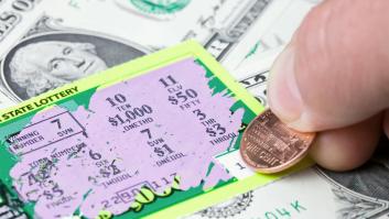 Gana 37.000 euros con los cupones del 'rasca y gana' de su jefe y es inmediatamente despedida: "Siempre he tenido suerte en el juego"