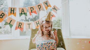 Despierta la furia del padre por la fiesta desierta de su hija de 5 años hasta que aparece el rescate inesperado