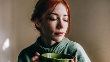 Las bebidas que deberías tomar si te hinchas a comida grasa en periodos de estrés