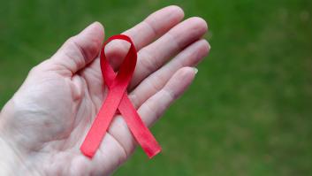 Este el origen del lazo rojo que simboliza la lucha contra el sida