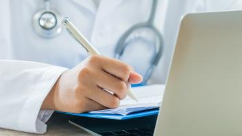 Una médica alarma sobre las pequeñas pilas que son un arma letal para los niños: pide esconderlas en las alturas